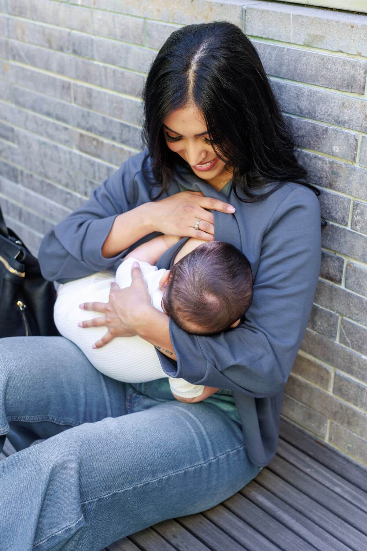 Carlotta Maine Blue Lifestyle liftup breastfeeding